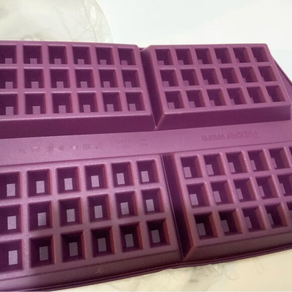 New Tupperware Silicone Waffle Form Pan - Picture 2 of 9